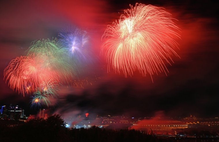 Небо над столицей в праздничных огнях: в Москве отгремел салют в честь Дня Победы. Фоторепортаж