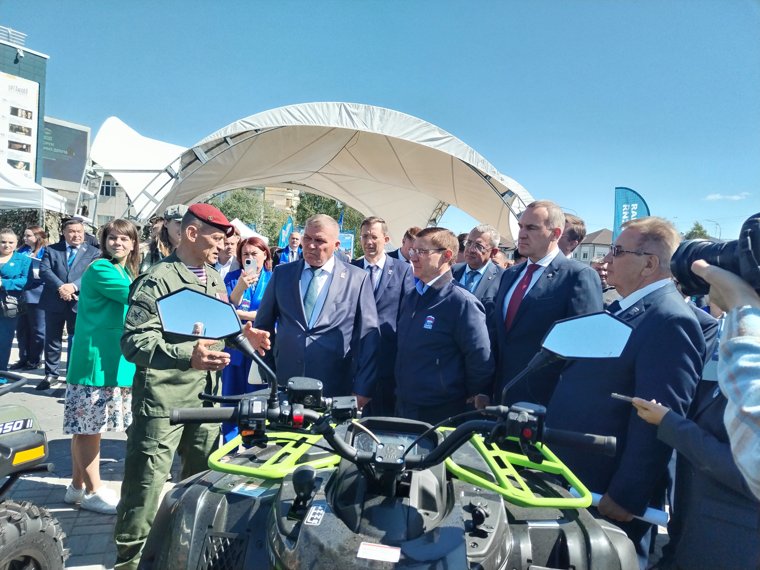 Якушев и Кухарук отправили из ХМАО технику для бойцов СВО. Видео