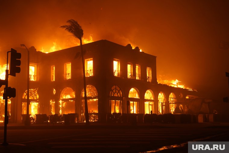 Американцы со слезами смотрят на уничтоженные огнем дома. Фоторепортаж