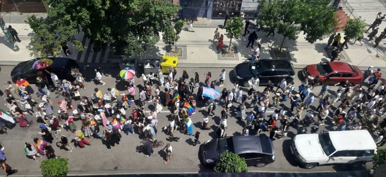 «Швырнули священника на землю, ударили ребенка»: молдавские силовики разгоняют марш против ЛГБТ*. Видео