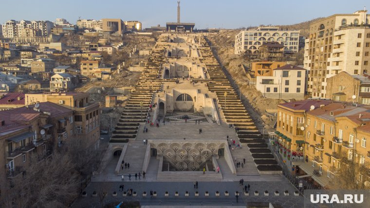 Архиепископа Аджапахяна, которого обвинили в призывах к свержению власти в Армении, увезли силовики