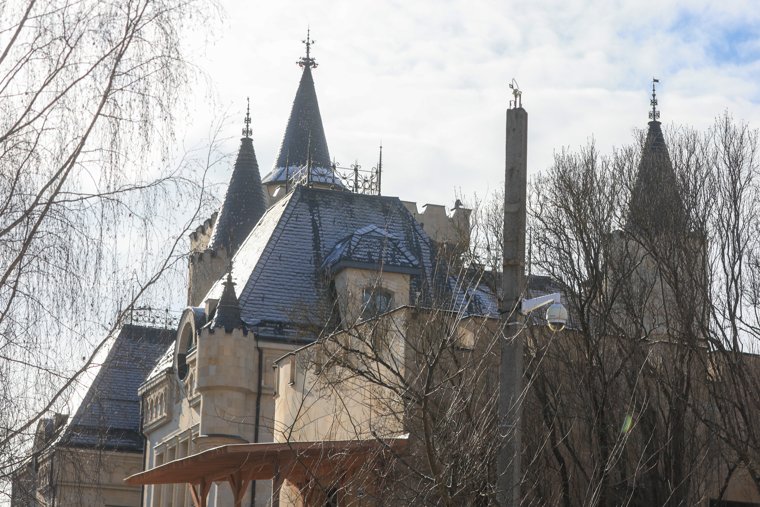 Кому оставили свой замок сбежавшие Пугачева и Галкин*: почему местные обходят «звездный дом» стороной. Фото