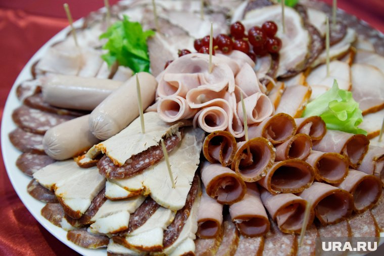 Закуски из мяса на Новый год: карпаччо, рулеты с ветчиной, мини-котлеты на шпажках