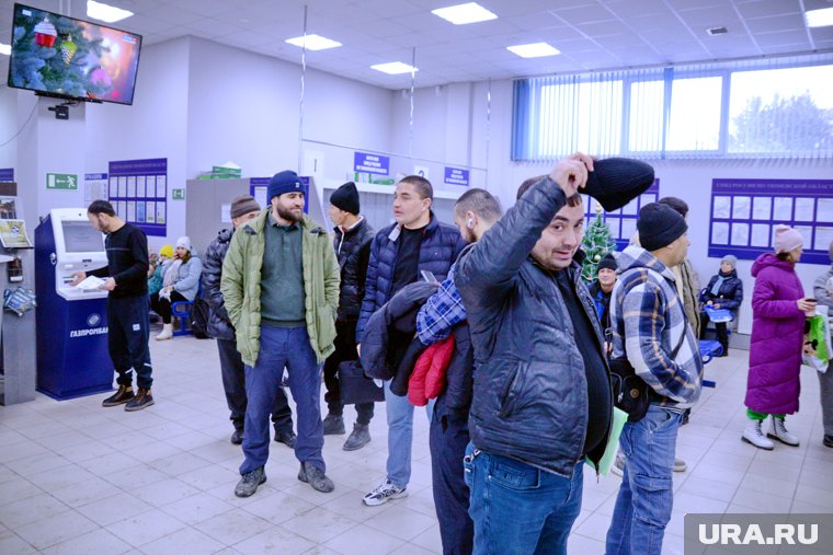 Путин успокоил Рахмона из-за ужесточения требований к мигрантам в России