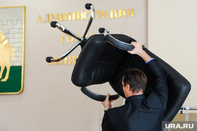 Проигравший скандальные выборы глава напал на вотчину сенатора