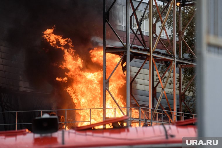 Полыхает старейшая пекарня в Красноярске, рухнула кровля: онлайн-трансляция