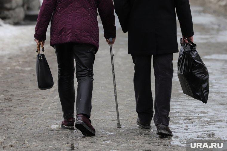 Как пожилым людям поддержать здоровье зимой: важные советы врача