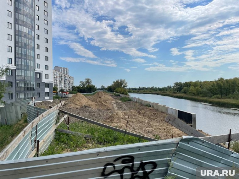 Горы песка и спецтехника: что происходит на набережной Кургана, где построили незаконную высотку. Видео