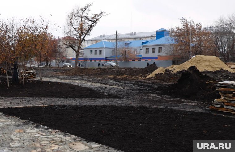 В Кургане у ЦПКиО снимают грунт с газона для новой парковки. Фото, видео