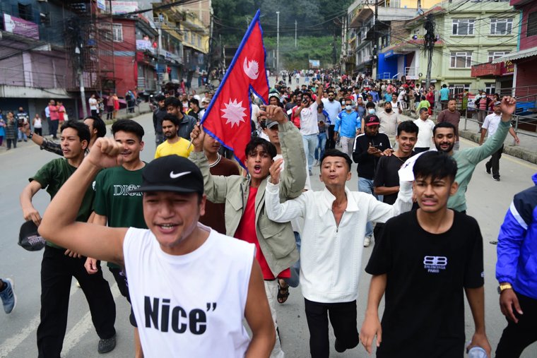 Президент Непала отправил в отставку премьера после протестов