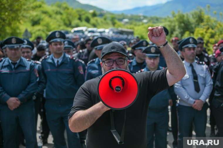 В Армении толпы людей заблокировали улицы, начались задержания. Фоторепортаж