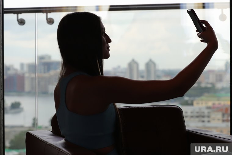 Блогер из Екатеринбурга, сломавшая позвоночник из-за тренда, игнорирует внимание мировых СМИ. Видео