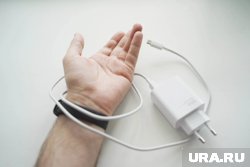 Эксперт объяснил, когда можно не вынимать зарядное устройство из розетки