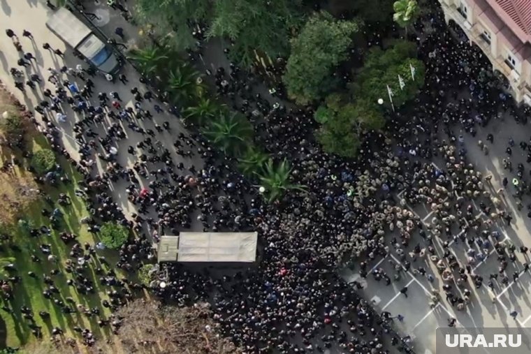 Сотни человек вышли на протесты в Абхазии: чего хотят митингующие, причем тут Россия
