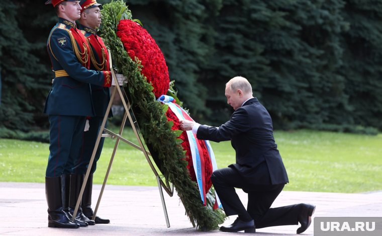 Путин возложил венок к Могиле Неизвестного Солдата. Видео