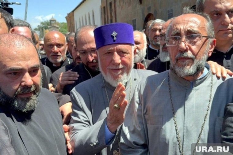 От молитв до потасовки: армянские священники столкнулись со спецназом. Фоторепортаж