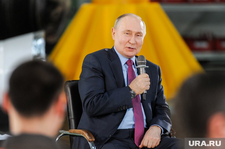 Путин пожелал, чтобы в политике было больше женщин