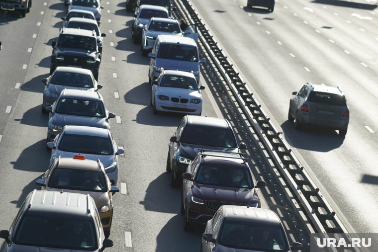 Огромная пробка образовалась около ТРК «Алмаз» в Челябинске из-за аварии с фурой. Скрин