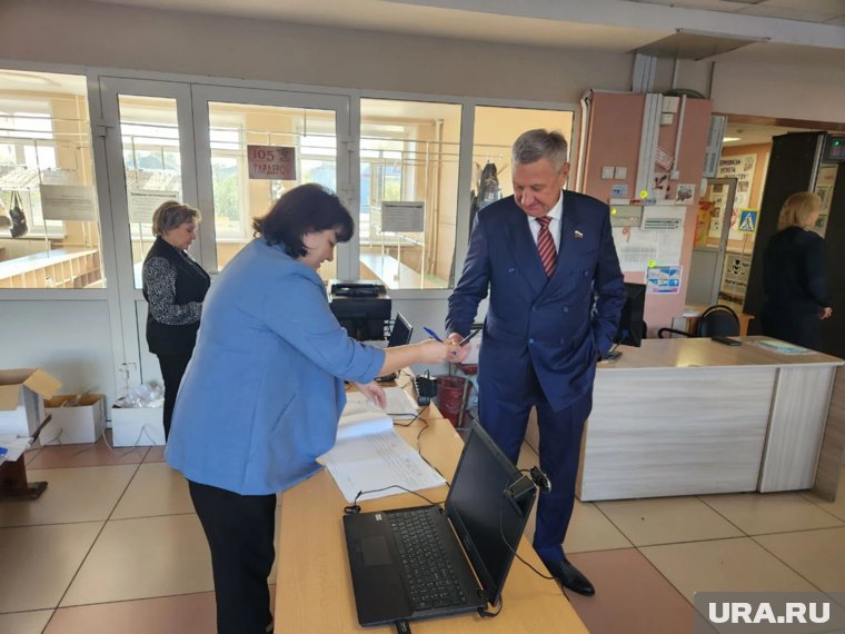 Курганский сенатор Сергей Муратов проголосовал одним из первых. Фото