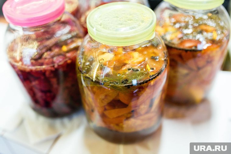 Роспотребнадзор ХМАО назвал главную опасность домашней консервации овощей