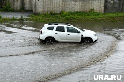 В Воронеже улицы превратились в полноводные реки. Видео