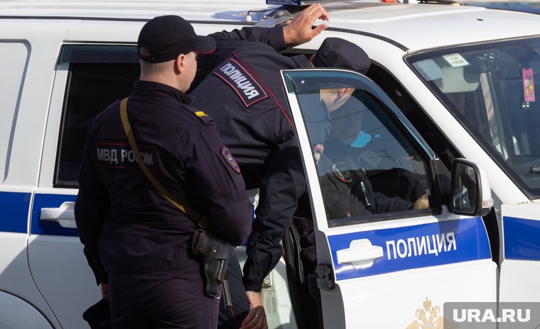 Полиции пришлось открыть стрельбу по жителю Коркино, он угрожал им пистолетом. Видео