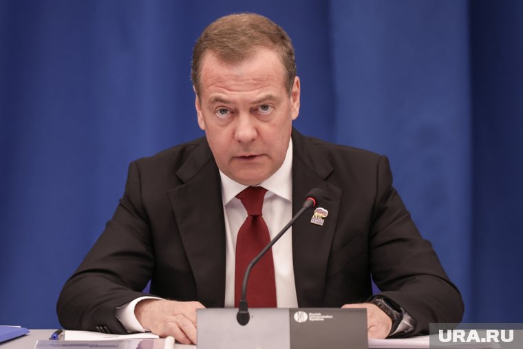 Медведев жестко отреагировал на угрозы Трампа