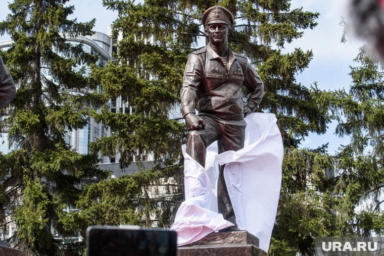 В ЯНАО открыли сквер в честь героев современных войн. Видео