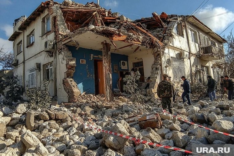 В Турции произошло мощное землетрясение, снесшее почти весь жилой район: онлайн-трансляция