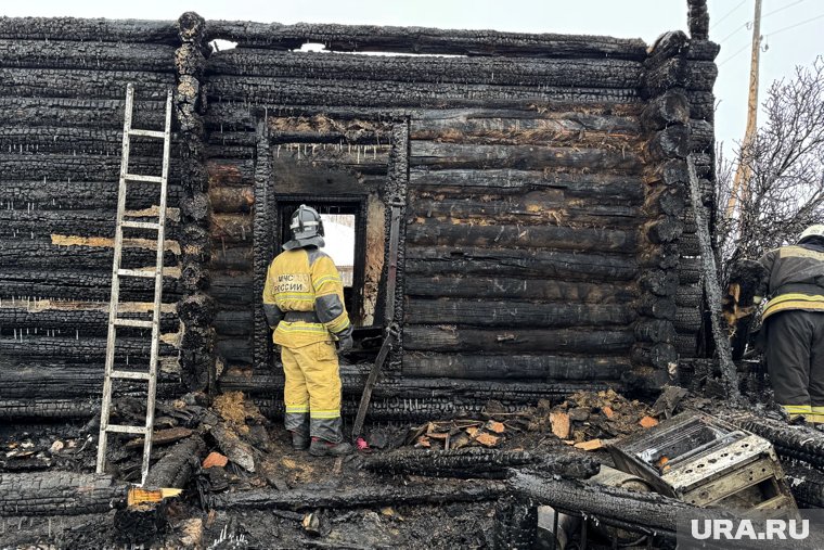Сжег двух малолетних детей: в Курганской области мужчина облил бензином дом сожительницы. Видео