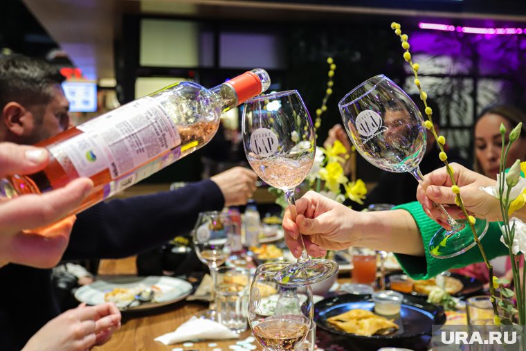 Рассол против кефира: врач рассказал как пережить новогоднее похмелье 