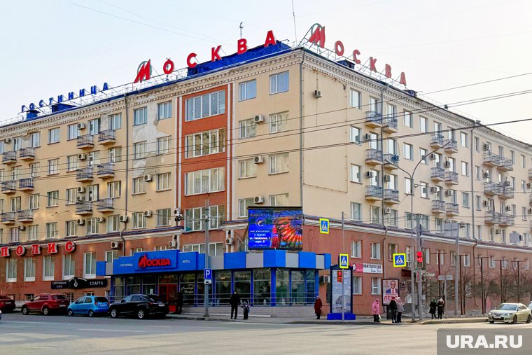 СК завел уголовное дело из-за обрушения строительных лесов на мужчину у гостиницы «Москва» в Кургане. Вид...