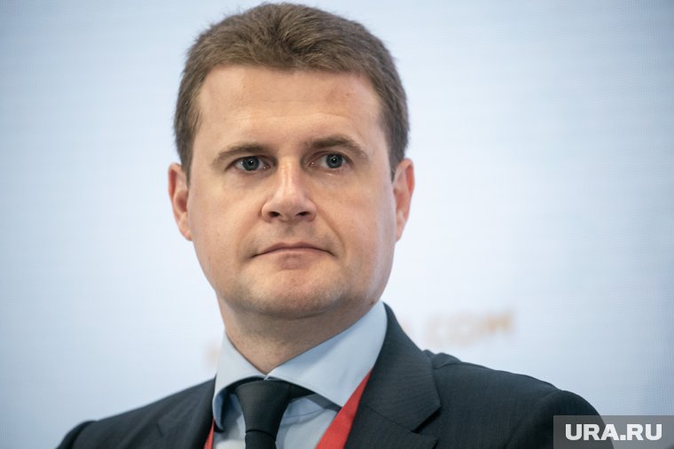 В ЯНАО прилетел министр по развитию Арктики Чекунков