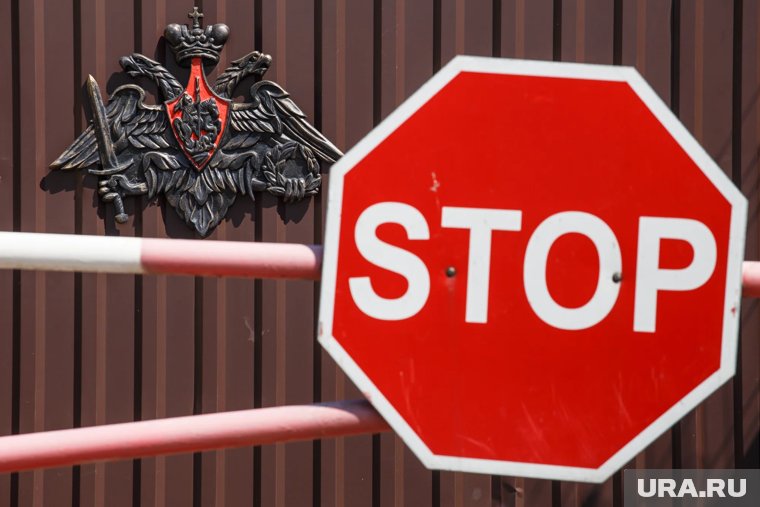 Родители разрешили прокатиться: под Курганом школьники на питбайке влетели в шлагбаум