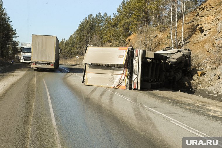 Шквальный ветер перевернул фуру на тюменской трассе. Фото