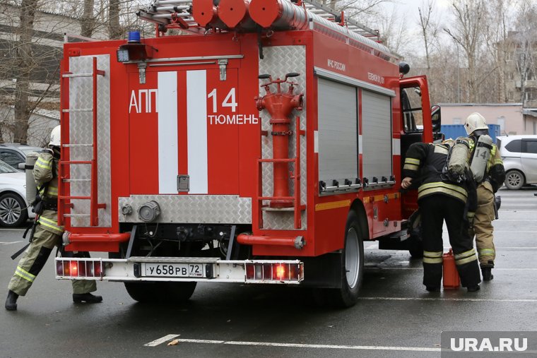 В ХМАО пожарные спасли ребенка из горящего дома