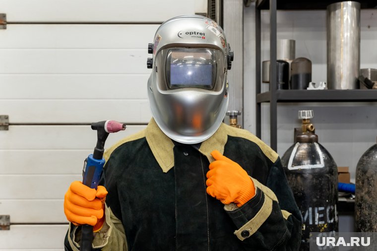 Машинисты, сварщики и токари приблизились к зарплатам IT-специалистов