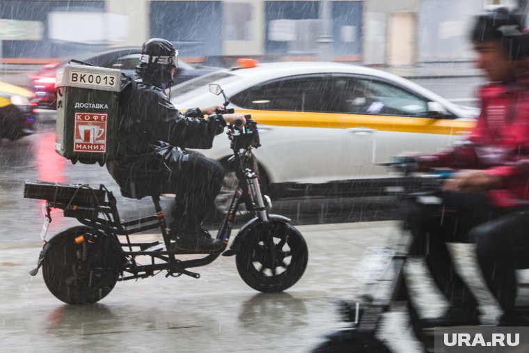 Ливневые водопады с крыш зданий и транспортный коллапс: что происходит на улицах Москвы. Фоторепортаж