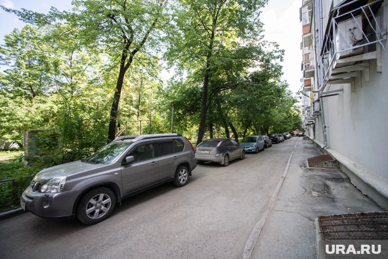 Жители Кургана жалуются, что из машин сливают бензин