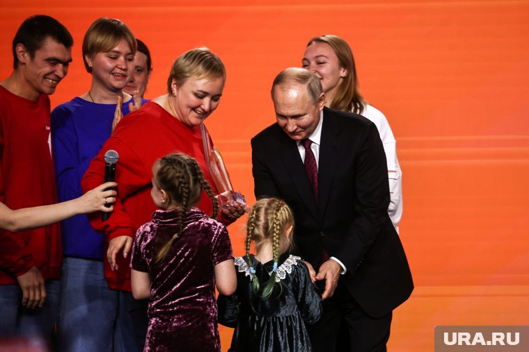 Как Путин решил повысить рождаемость: семейная ипотека, пособие студенткам и дополнительные выходные