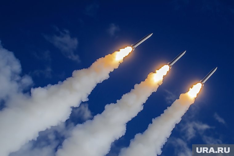 Ракеты Ирана бьют по штаб-квартире Минобороны Израиля. Видео