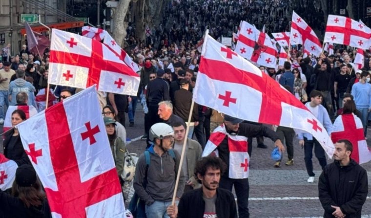 Митингующие в Тбилиси напали на съемочную группу. Онлайн-трансляция