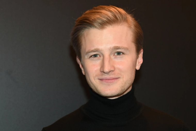 Под Екатеринбургом перекрыли дороги из-за популярного актера. Видео