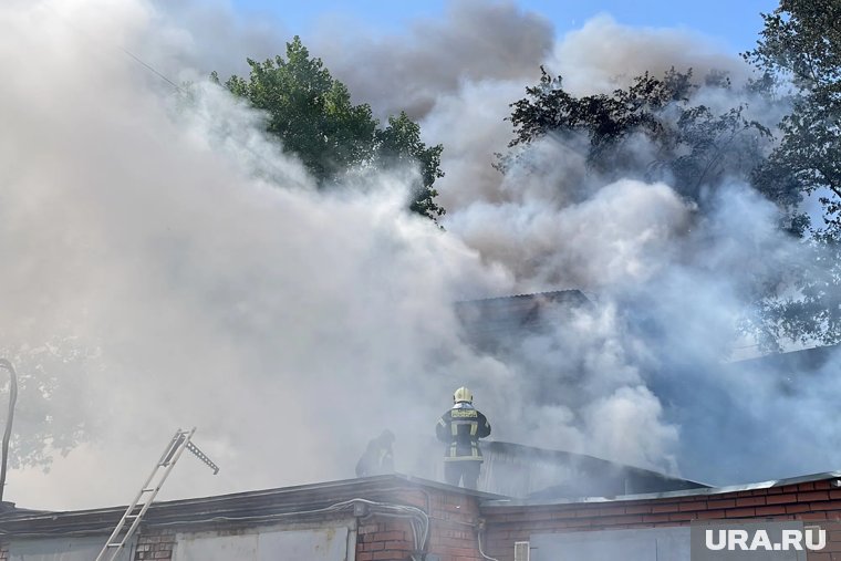 В Тюмени горит автоцентр. Видео