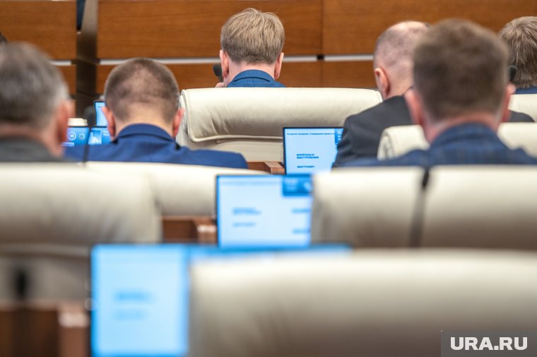 Российским чиновникам предложили повысить зарплаты