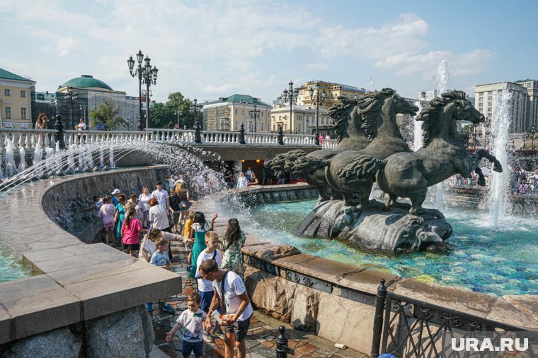 Фонтаны, тенек и панамы: как москвичи спасаются от жары. Фоторепортаж