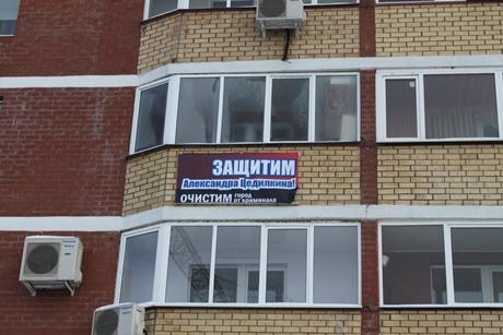 Улицы первоуральска разделились на два фронта. горожане выве.