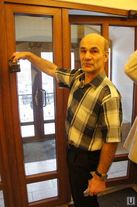 Прием граждан Пермь, человек с какашками