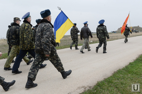 Безоружные украинские военные встретились с Российскими. Переговоры.Севастополь. Аэропорт Бельбек, армия, военные, солдаты, украинский флаг, марш