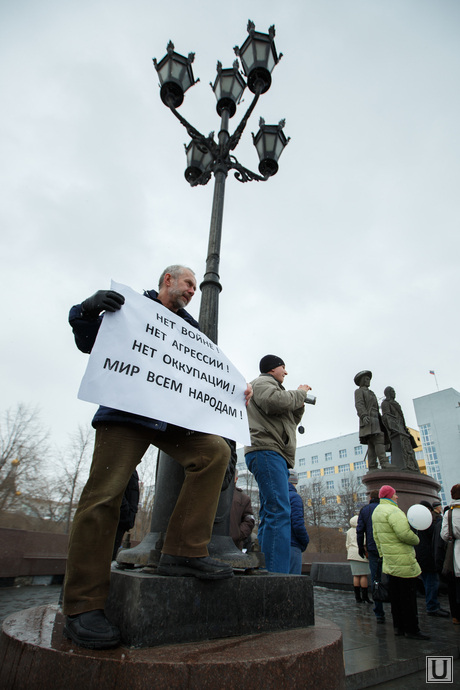 Пикет за мир у памятника Татищеву и Де Генину. Екатеринбург, пикет, митинг